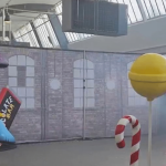 Écosse : un événement immersif sur le thème de Willy Wonka suscite la colère des parents
En Écosse, un événement immersif sur le thème de Willy Wonka, le héros de "Charlie et la Chocolaterie", a fermé ses portes prématurément face à la colère des visiteurs. 40 euros l'entrée, des prestations ratées et même pas de chocolat : les parents sont outrés.
