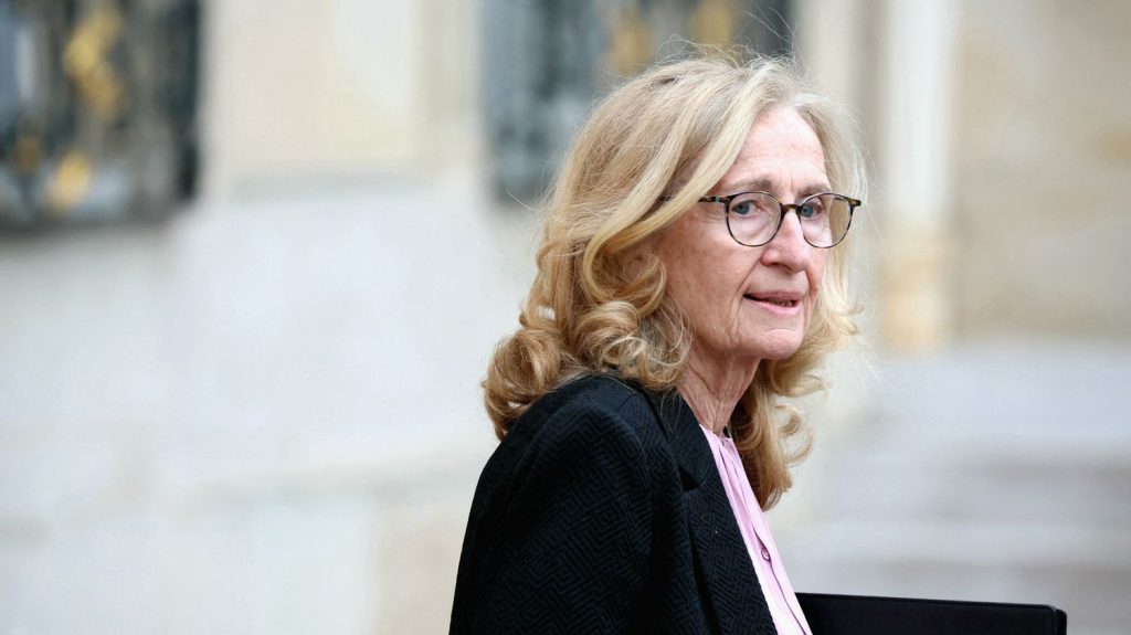 Côte d'Or : la ministre de l'Education Nicole Belloubet se rend lundi matin au collège où un adolescent a menacé la principale avec un couteau
Un élève de 15 ans de ce collège de Chenôve, dans la banlieue de Dijo, a été interpellé vendredi après avoir menacé avec un couteau la principale de l'établissement sans la blesser