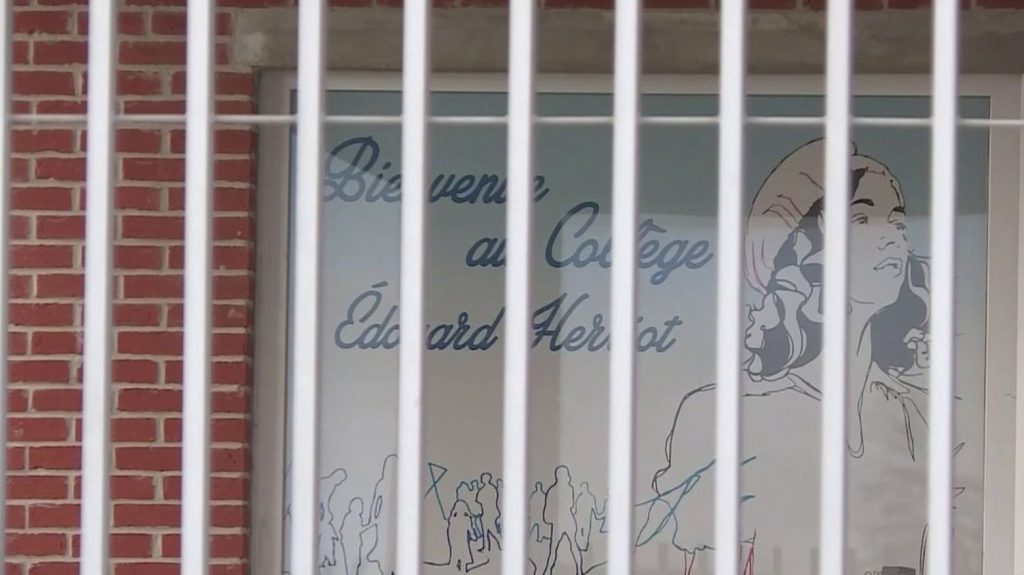 Côte-d'Or : des élèves sous le choc après une menace armée dans leur collège
Vendredi 15 mars, un élève de 15 ans a menacé la principale de son établissement avec un couteau dans un collège en Côte-d'Or. Interpellé par les policiers, sa garde à vue a été prolongée.