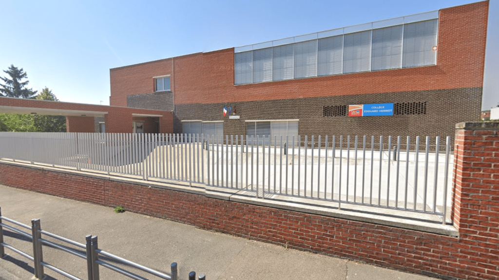 Côte-d'Or : un collégien interpellé à Chenôve après avoir menacé avec un couteau la principale de l'établissement
Les forces de l'ordre ont trouvé sur l'adolescent une lettre dans laquelle il annonçait son intention de tuer et de prendre des otages, a appris France 3 Bourgogne-Franche-Comté.