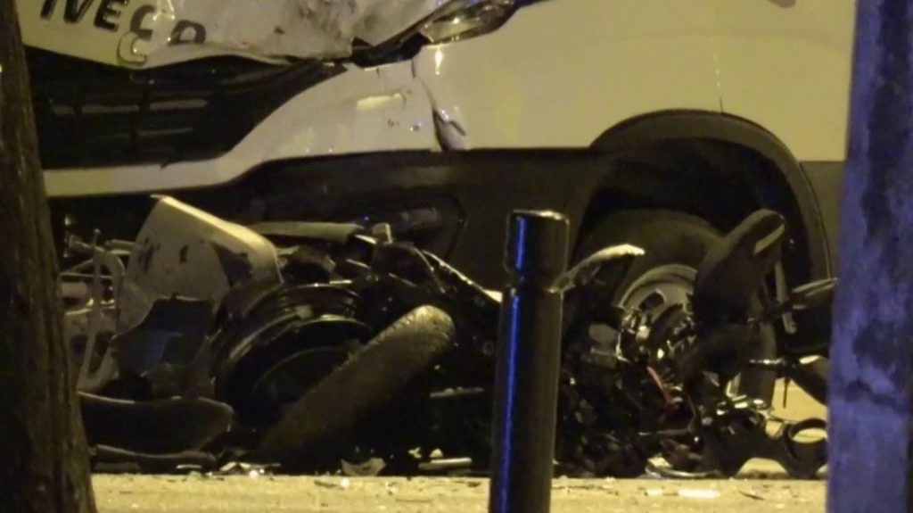 Seine-Saint-Denis : un jeune perd la vie après une collision avec une voiture de police
Une collision mortelle entre un jeune en scooter et une voiture de police à l'issue d'une course-poursuite a eu lieu à Aubervilliers, en Seine-Saint-Denis, mercredi 13 mars. Le conducteur, un garçon de 18 ans, est décédé.