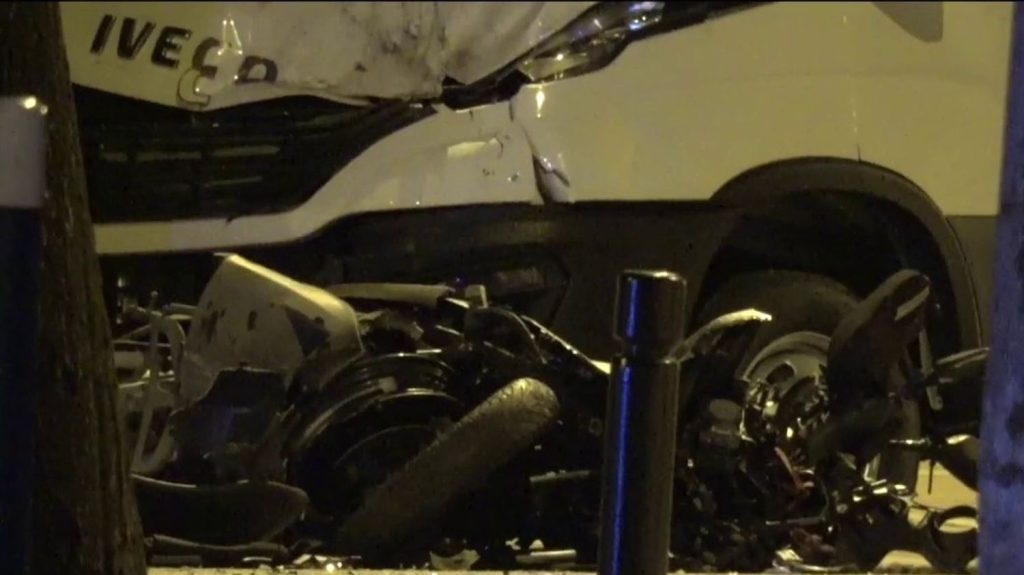Seine-Saint-Denis : un jeune homme est mort, percuté par un véhicule de police après un refus d'obtempérer
Un jeune homme en scooter est mort mercredi 13 mars après une collision avec une voiture de police, à Aubervilliers (Seine-Saint-Denis). Deux enquêtes ont été ouvertes, dont une pour refus d'obtempérer.