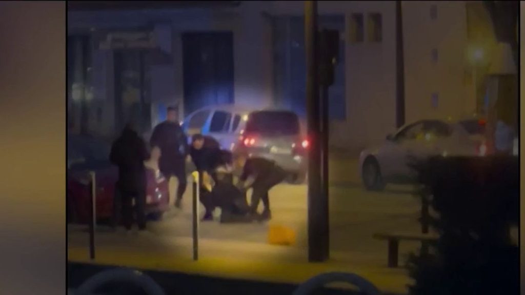 Seine-Saint-Denis : ce que montre la vidéo de la collision d’un scooter avec une voiture de la police
France Télévisions s’est procuré les images de l’accident qui s’est produit à Aubervilliers, mercredi 13 mars. Un jeune homme a trouvé la mort après avoir été percuté par un véhicule de police.