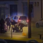 Seine-Saint-Denis : ce que montre la vidéo de la collision d’un scooter avec une voiture de la police
France Télévisions s’est procuré les images de l’accident qui s’est produit à Aubervilliers, mercredi 13 mars. Un jeune homme a trouvé la mort après avoir été percuté par un véhicule de police.