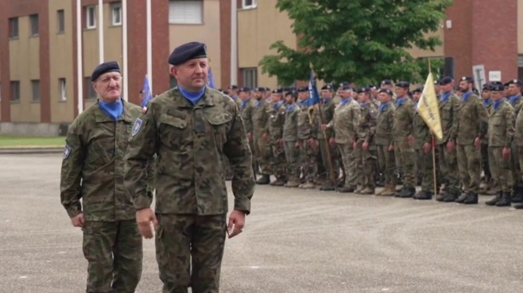 Eurozapping : le commandant polonais de l'Eurocorps démis de ses fonctions
Comme chaque soir, le JT du 23h info fait un tour de l'actualité diffusée par les chaînes européennes de télévision. C'est l'Eurozapping du jeudi 28 mars.