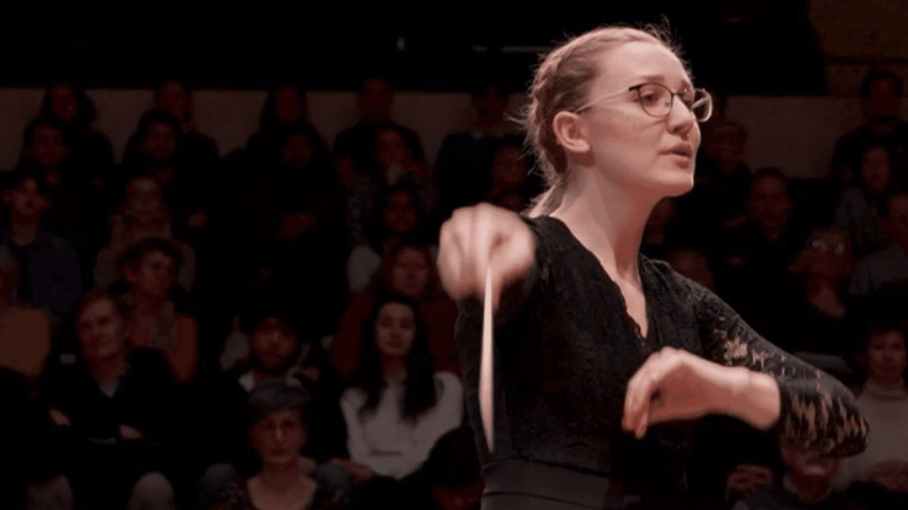 Musique : les femmes jouent leur partition au concours des cheffes d’orchestre
Seuls 8% des chefs d’orchestre sont des femmes, même si la révolution est en marche et que les talents émergent. Des musiciennes du monde entier s’affrontent durant le week-end à la Philharmonie de Paris, pour le concours "La Maestra".