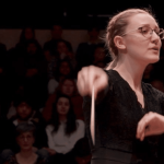 Musique : les femmes jouent leur partition au concours des cheffes d’orchestre
Seuls 8% des chefs d’orchestre sont des femmes, même si la révolution est en marche et que les talents émergent. Des musiciennes du monde entier s’affrontent durant le week-end à la Philharmonie de Paris, pour le concours "La Maestra".