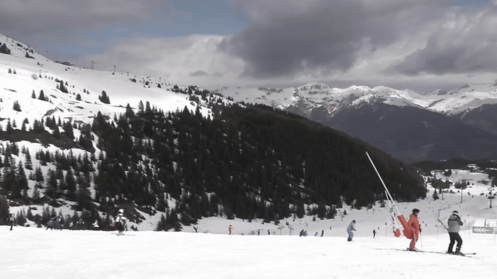 Sports d'hiver : concurrence déloyale sur les pistes de ski ?
À Courchevel (Savoie), des moniteurs de ski, notamment italiens sont, selon leurs dires, pris pour cible. Leur présence provoquerait un sentiment de concurrence déloyale. Ils dénoncent des pressions et des agressions.