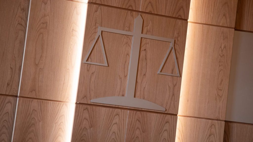 Limoges : la cour d'appel confirme la condamnation de Sébastien Buisson dans l'affaire des Nez Rouges
Accusé d'avoir détourné près de 250 000 euros de dons au détriment d'enfants malades, Sébastien Buisson a été condamné pour abus de confiance aggravé. La peine pour trafic d'influence passif est également confirmée.