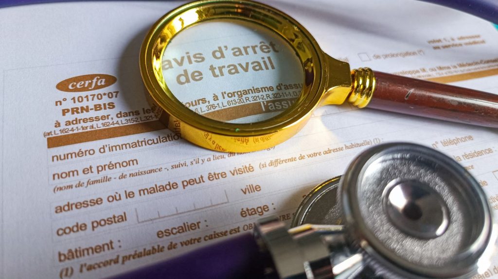 Les salariés en arrêt-maladie ont désormais droit à quatre semaines de congés payés
Cette décision est rétroactive sur les sommes dues lors des trois dernières années où le salarié était en contrat. Désormais, les salariés disposent de 15 mois pour poser les congés acquis pendant un arrêt-maladie.