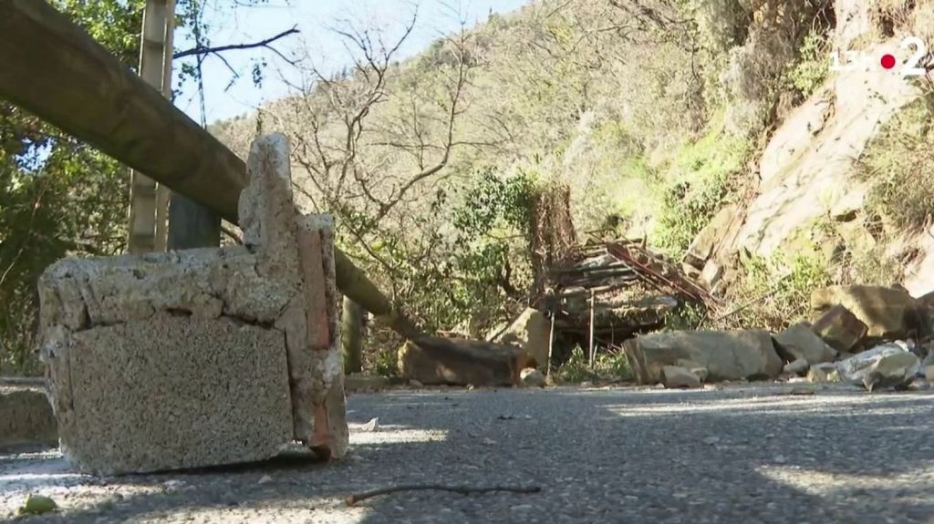 Intempéries dans les Alpes-Maritimes : les habitants subissent les conséquences des éboulements
Une semaine après les intempéries qui ont frappé le département des Alpes-Maritimes, les habitants doivent recourir au système D pour se déplacer, faute de prise en charge des éboulements qui bloquent les routes.
