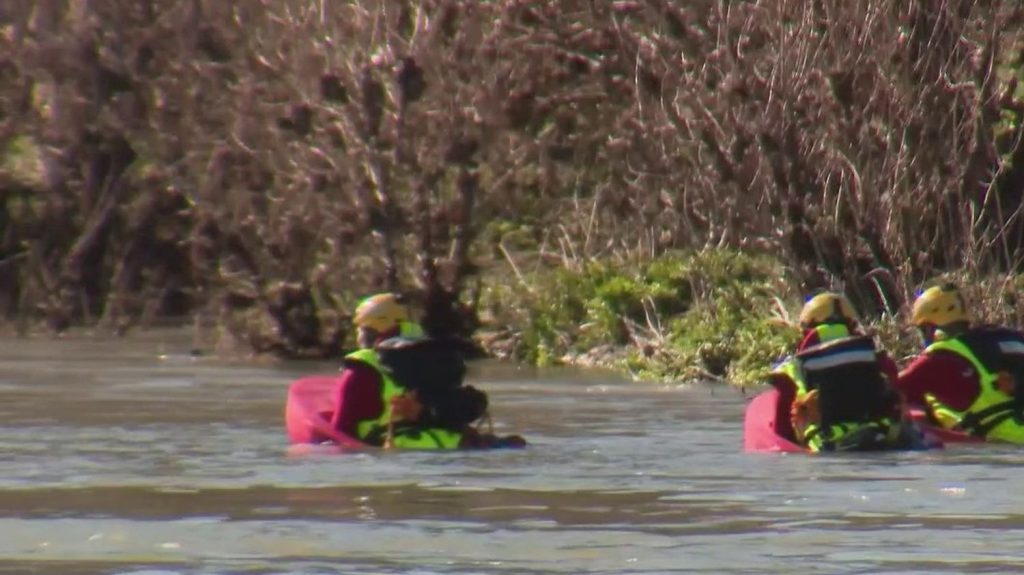 Intempéries dans le Gard : le corps de la fillette disparue a été retrouvé
Mardi 12 mars, les sauveteurs ont retrouvé le corps de la fillette qui avait disparu après avoir été emportée par la rivière sortie de son lit, samedi dernier. Les pompiers restent mobilisés pour retrouver son frère.