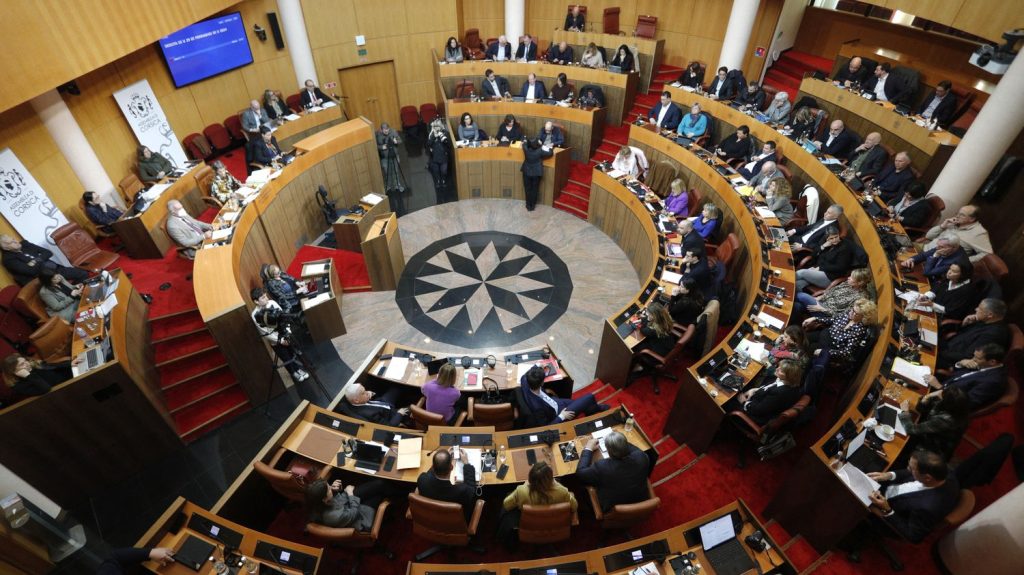 Corse : l'Etat et les élus locaux s'accordent sur un texte prévoyant "la reconnaissance d'un statut d'autonomie" de l'île
Ce projet d'accord va désormais être transmis à l'Assemblée territoriale corse pour qu'elle le vote.