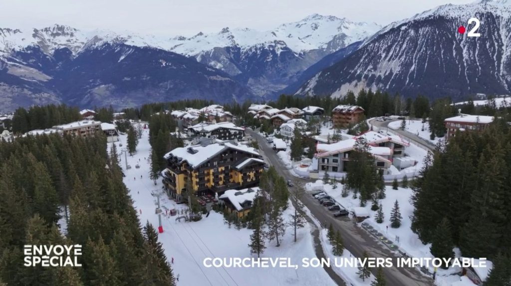 Vidéo
Courchevel, son univers impitoyable
Palaces, chalets somptueux, prix exorbitants... La frénésie immobilière et la bétonisation ont gagné Courchevel, devenue l’une des stations de ski les plus chères du monde. Mais certains habitants ne l'acceptent plus.