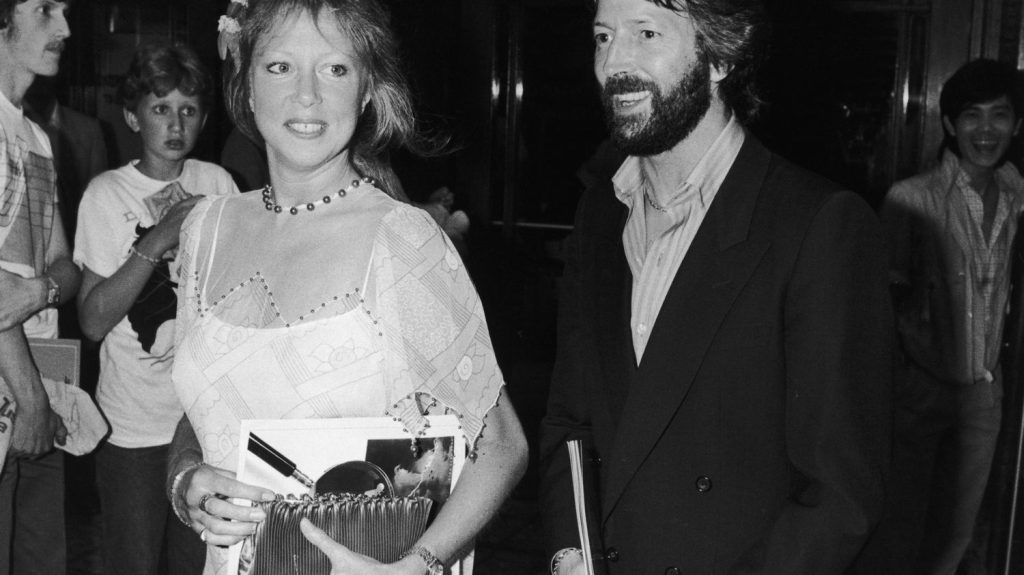 "J'étais très flattée" : Pattie Boyd vend aux enchères les courriers enflammés que lui écrivait Eric Clapton, alors qu'elle était en couple avec un "Beatles"
L'ancienne mannequin, ex-épouse de George Harrison, le guitariste des Beatles, puis d'Eric Clapton, met en vente les lettres d'amour que ce dernier lui envoyait avant leur mariage.
