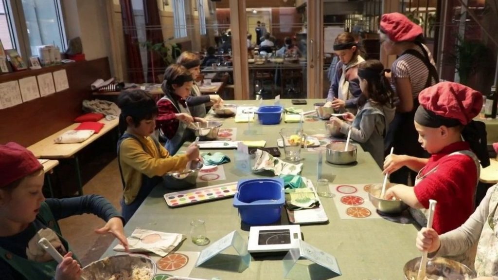 Alimentation : à Strasbourg, un cours de cuisine réservé aux enfants leur apprend à manger sain
Comment donner le goût des légumes et d'une alimentation variée aux enfants ? À Strasbourg, la cuisinière Annick Décarie mise sur les cours de cuisine pour aiguiller les plus jeunes.