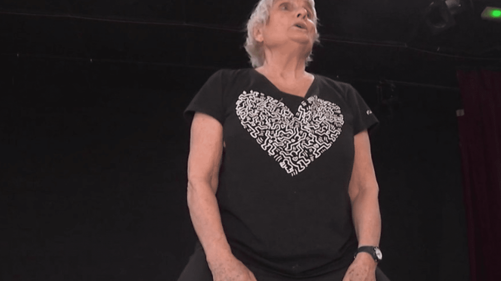 Morbihan : une professeure de gymnastique de 89 ans donne des cours pour les personnes âgées
Depuis bientôt quatre décennies, Maryvonne Simonneaux donne des cours de gymnastique pour les personnes âgées dans le Morbihan. Elle est aujourd'hui âgée de 89 ans.