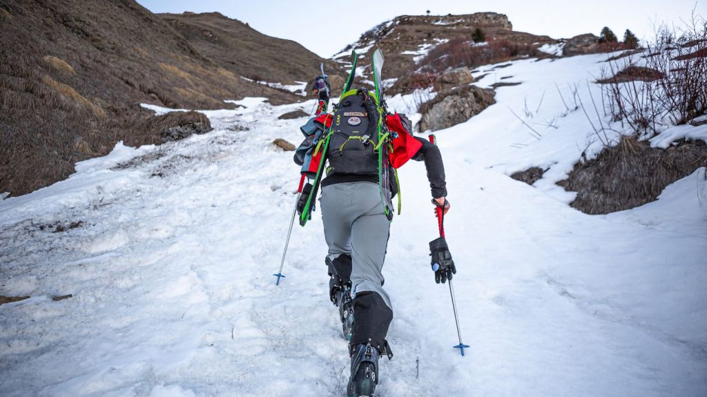 "C'est de plus en plus dramatique" : en Savoie, la course de ski alpinisme Pierra Menta confrontée aux conséquences du changement climatique
Durant quatre jours à partir de mercredi, des athlètes vont s'affronter au cœur du massif du Beaufortain, en Savoie. Et cette année encore, les organisateurs ont dû s'adapter face au manque de neige.