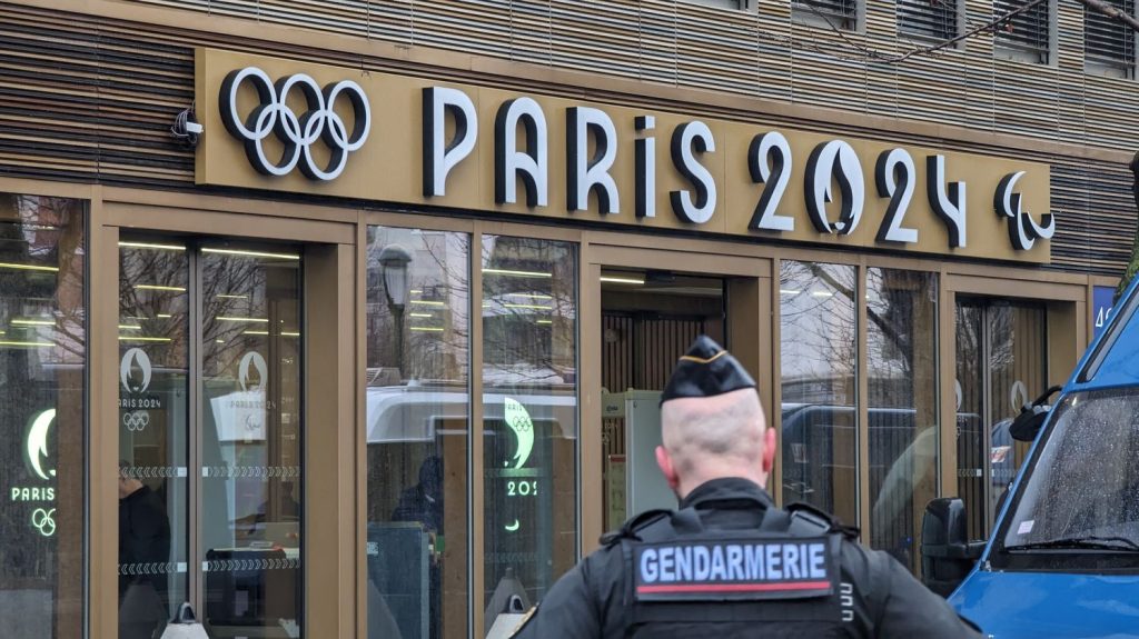 Paris 2024 : cinq questions sur le criblage d'un million de personnes "concernées de près ou de loin" par les Jeux olympiques
Les profils des sportifs, des bénévoles, des journalistes, des agents de sécurité et certains spectateurs vont être passés au crible afin de vérifier s'ils sont de nature à représenter une menace.