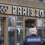 Paris 2024 : cinq questions sur le criblage d'un million de personnes "concernées de près ou de loin" par les Jeux olympiques
Les profils des sportifs, des bénévoles, des journalistes, des agents de sécurité et certains spectateurs vont être passés au crible afin de vérifier s'ils sont de nature à représenter une menace.