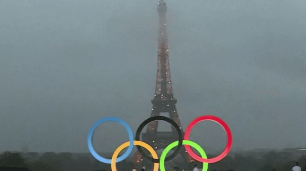 Paris 2024 : les Français, médaille d'or des grincheux ?
Si tous les Jeux olympiques ont eu leurs polémiques, vu de l'étranger, les critiques des Français au sujet des Jeux de Paris semblent particulièrement virulentes. Bouder les Jeux est-il un sport national ?