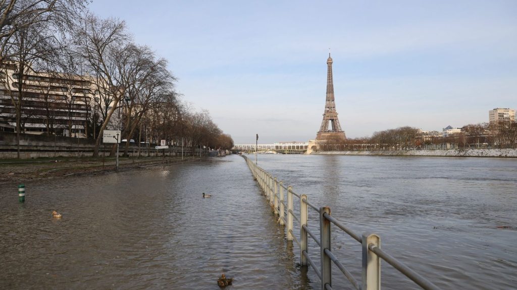 Paris : en crue, la couleur de la Seine vire au marron
La Seine a pris des teintes marron ces derniers jours. Si la couleur n'est pas synonyme de saleté, à quelques mois des Jeux olympiques, le tableau est du plus mauvais effet et, surtout, le pari de s'y baigner est encore loin d'être gagné.