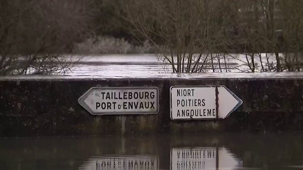 Crue de la Charente : à Saintes, les habitants vivent dans la crainte
L'eau continue de monter à Saintes, en Charente-Maritime, mardi 5 mars. Des habitants, déjà éprouvés par les crues précédentes, redoutent de nouvelles inondations.