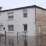 À Saintes, les riverains sont épuisés par les épisodes de crue
Dans la ville de Saintes, l'eau continue de monter. 200 maisons pourraient être inondées. Sur place, les habitants sont exténués. Les agents de la ville restent mobilisés pour aider la population.
