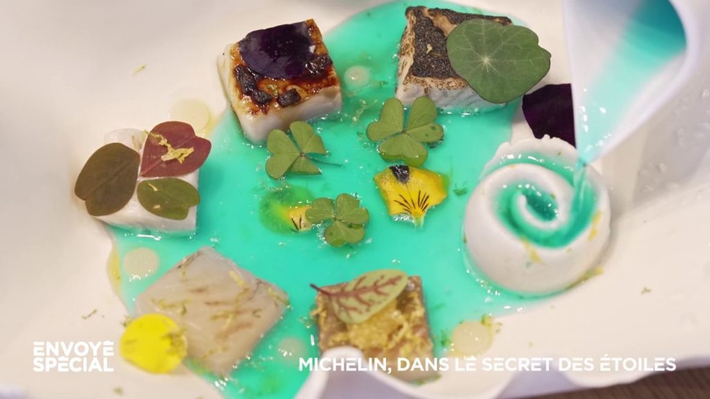 Vidéo
Pour décrocher les étoiles du Guide Michelin, retranscrire en cuisine les émotions d'une balade en bateau sur le lac d'Annecy
En le poussant jusqu'au plus profond de ses souvenirs d'enfance pour oser une cuisine qui ne ressemble à aucune autre, le travail avec un "faiseur d’étoiles" permettra peut-être à Eric Prowalski de décrocher sa deuxième étoile... mais surtout, il aura tout changé dans sa vie.