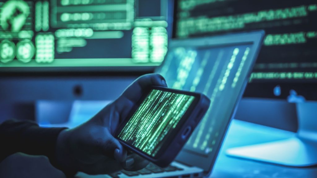 Cyberattaques contre les services de l'État : "Ce type d'action est très symbolique car visible", souligne un spécialiste des risques numériques
Plusieurs services de l'État ont été visés par des attaques informatiques d'une "intensité inédite", signale lundi le gouvernement. Pour Nicolas Arpagian, vice-président du cabinet Headmind Partners, il n'y a "à ce stade des investigations, pas de données dérobées."