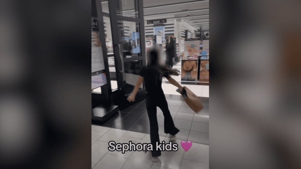 Vrai ou faux
Pourquoi la tendance des "Sephora Kids" est-elle dangereuse chez les enfants ?
Sur les réseaux sociaux, de plus en plus de jeunes enfants reproduisent en vidéos les gestes des influenceuses beauté adultes. Pourquoi cette pratique est-elle dangereuse ?