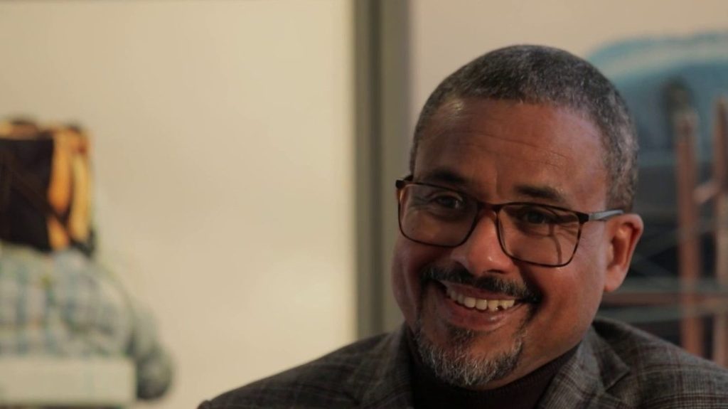 Littérature : "Tous les migrants rêvent d'un ailleurs meilleur", affirme David Diop, auteur du roman "Le pays de Rêve"
David Diop, prix Goncourt des lycéens en 2018, sort un nouveau livre, "Le pays de Rêve". Les équipes de France Télévisions l'ont rencontré au musée de l'Histoire de l'immigration, à Paris (Île-de-France).