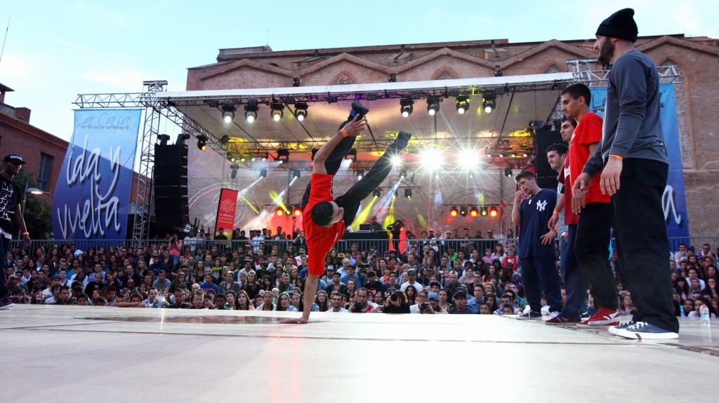 Reportage
"Ça va tuer l'essence même du hip-hop" : le projet de professionnaliser l'enseignement de toutes les danses fait débat
Une proposition de loi est examinée, mercredi, à l'Assemblée nationale visant à étendre l'exigence d'un diplôme d'État à l'enseignement de toutes les danses.