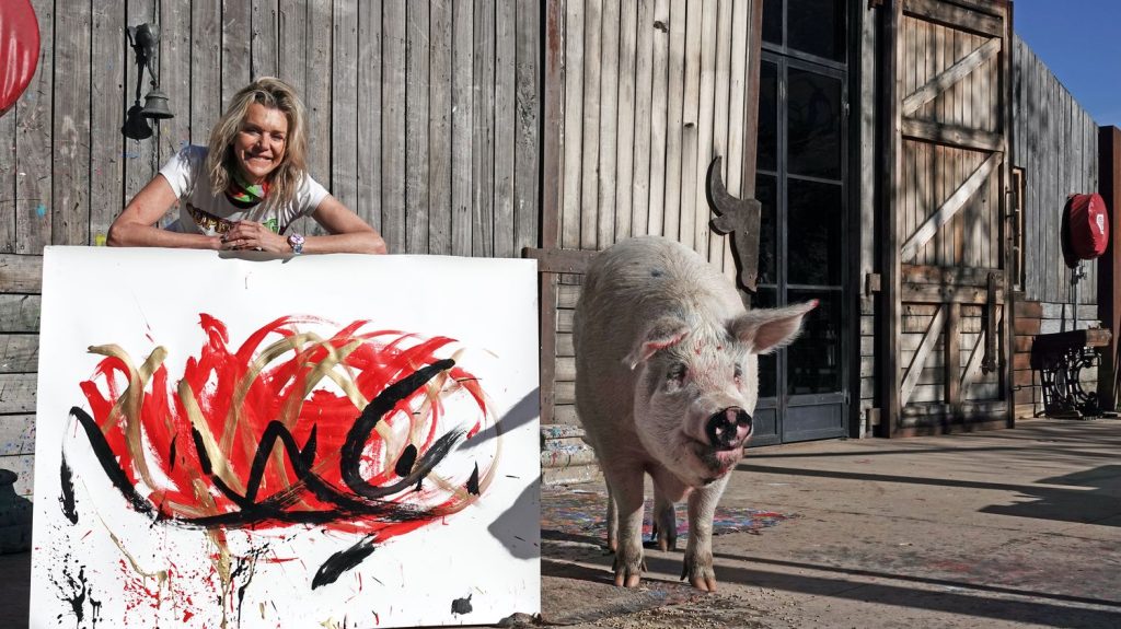 Pigcasso, un cochon qui peignait des tableaux, est mort
Cette truie sud-africaine, sauvée de l'abattoir, a peint avec son groin plus de 400 œuvres, et a été exposée en Afrique du Sud mais aussi aux Pays-Bas, en Allemagne, au Royaume-Uni et même en Chine.