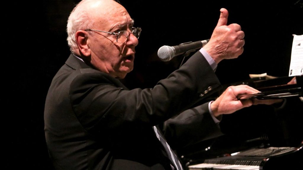 Maurice El Médioni, figure de la musique arabo-andalouse, est mort à l'âge de 95 ans
Le pianiste Maurice El Médioni, né en Algérie, est décédé à 95 ans en Israël, où il s'était installé après avoir longtemps vécu en France, a-t-on appris jeudi sur sa page Facebook officielle.