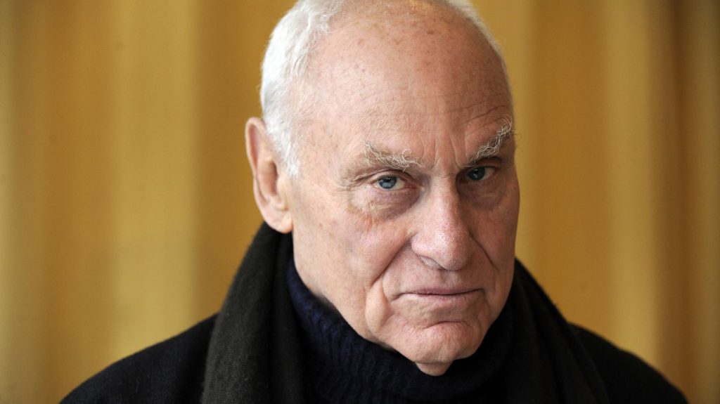 Le sculpteur américain Richard Serra, connu pour ses œuvres monumentales en acier rouillé, est mort à 85 ans
De Bilbao à New York, en passant par le désert du Qatar, le sculpteur américain Richard Serra a marqué l'art contemporain avec ses sculptures en acier surdimensionnées.