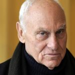 Le sculpteur américain Richard Serra, connu pour ses œuvres monumentales en acier rouillé, est mort à 85 ans
De Bilbao à New York, en passant par le désert du Qatar, le sculpteur américain Richard Serra a marqué l'art contemporain avec ses sculptures en acier surdimensionnées.