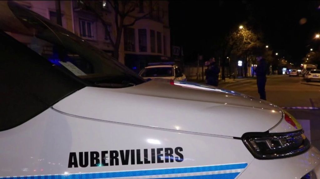 Seine-Saint-Denis : deux enquêtes ouvertes après la mort d'un jeune homme de 18 ans à la suite d'un refus d'obtempérer
Dans la soirée du mercredi 13 mars, un jeune homme de 18 ans est mort après avoir été percuté sur son scooter par un véhicule de police à la suite d'un refus d'obtempérer, à Aubervilliers, en Seine-Saint-Denis.