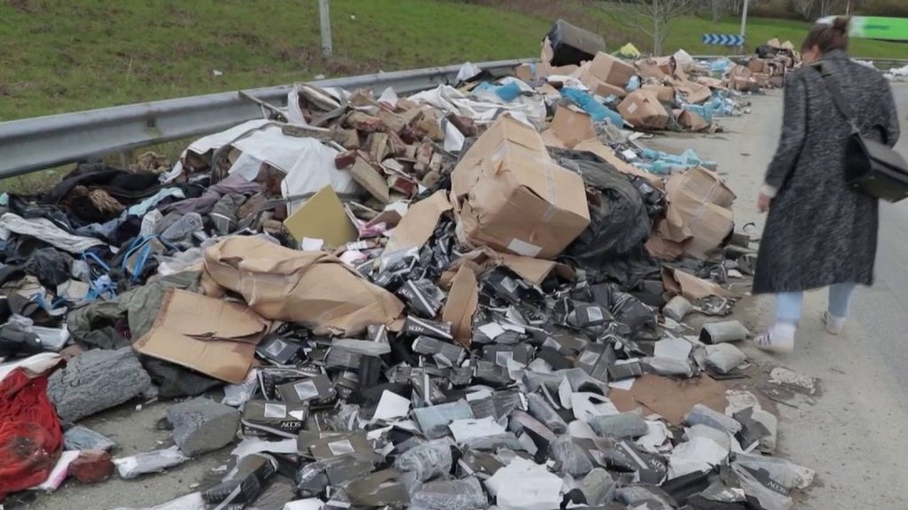 Environnement : une bretelle d'autoroute devenue une décharge à ciel ouvert
Au nord de Paris, une bretelle d'autoroute est devenue une décharge sauvage. Au total, 450 tonnes de déchets s'entassent sur plusieurs centaines de mètres.