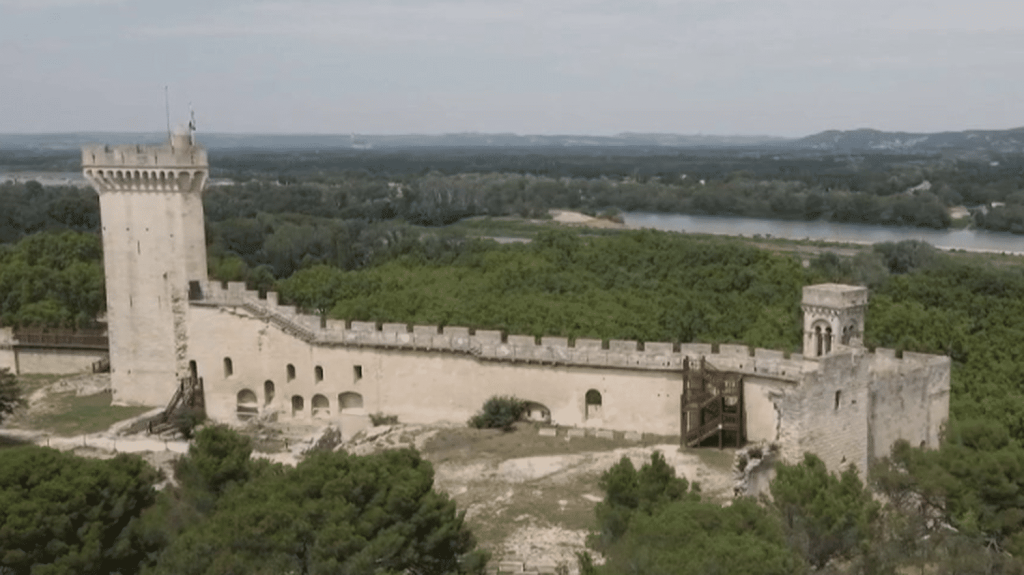 Gard : à la découverte de la cité médiévale de Beaucaire
Le 13 Heures vous emmène, vendredi 15 mars, dans le Gard pour découvrir la cité médiévale de Beaucaire, célèbre pour sa forteresse qui domine la vallée. Elle a attiré les marchands du monde entier pendant plusieurs siècles.