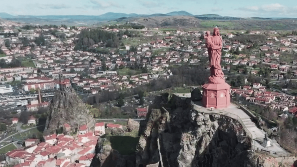 Haute-Loire : à la découverte du Puy-en-Velay
Le 13 Heures vous emmène, vendredi 29 mars, à la découverte du Puy-en-Velay, en Haute Loire. Un ancien volcan qui constitue un site exceptionnel, et qui est un sanctuaire dédié à la Vierge Marie depuis le IXe siècle. L'occasion aussi de découvrir la spécialité locale : la lentille verte du Puy.