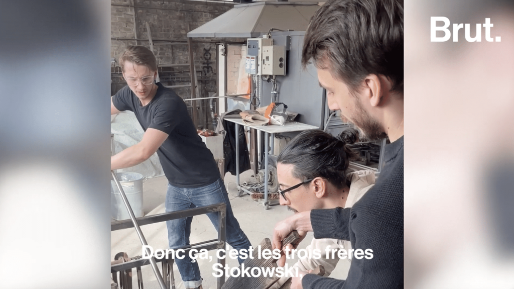 Vidéo
Avec Victor, à la découverte du métier de souffleur de verre
Il y a dix ans, c’est en rencontrant dans la rue par hasard un homme de 70 ans, qui était souffleur de verre, que Victor Stokowski a découvert ce métier. Depuis trois ans, il a ouvert son propre atelier avec ses frères, Jimmy et Théo.