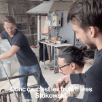 Vidéo
Avec Victor, à la découverte du métier de souffleur de verre
Il y a dix ans, c’est en rencontrant dans la rue par hasard un homme de 70 ans, qui était souffleur de verre, que Victor Stokowski a découvert ce métier. Depuis trois ans, il a ouvert son propre atelier avec ses frères, Jimmy et Théo.