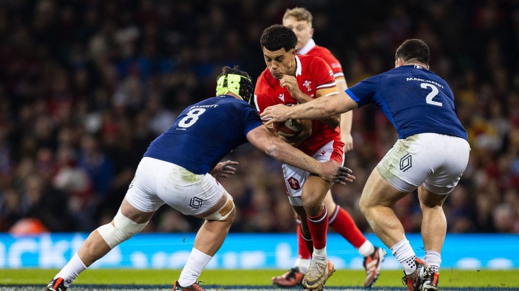 Six nations 2024 : les espaces dans la défense, le dernier chantier tricolore avant le Crunch
Après trois essais trop facilement encaissés à Cardiff, la défense tricolore sera attendue au tournant lors du choc de la dernière journée face à l’Angleterre, samedi à Lyon.