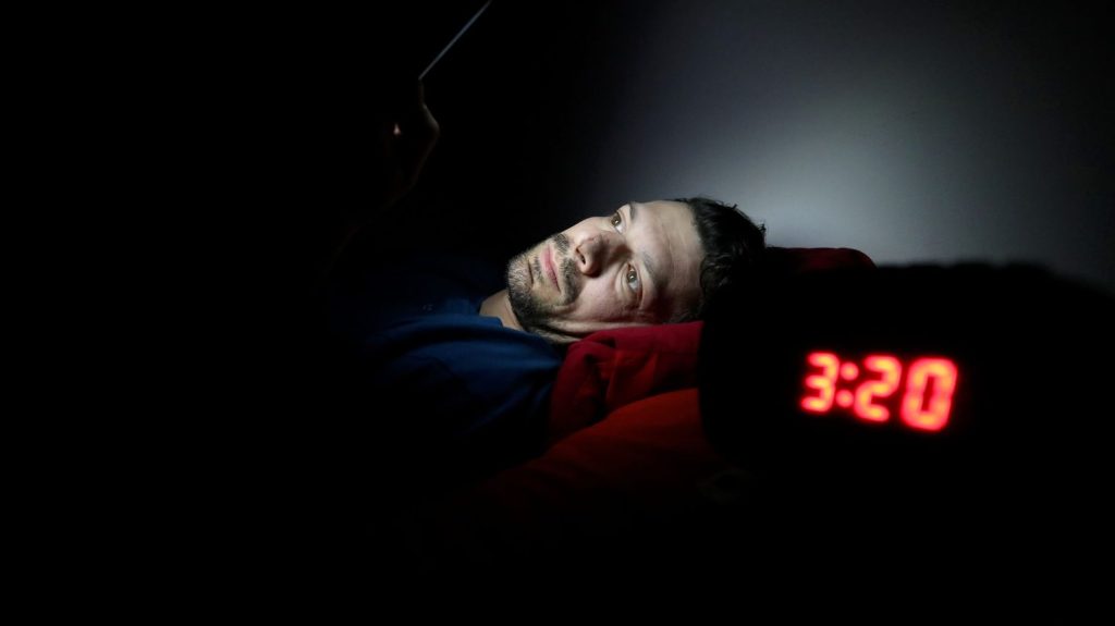 Journée du sommeil : notre voix change lorsque nous ne dormons pas assez, selon une étude
Un tiers des Français sont en déficit de sommeil, ce qui se ressent de manière pas toujours perceptible sur le timbre de leur voix, et le débit de la parole.