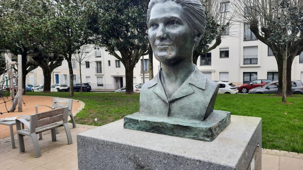 IVG dans la Constitution : l'Action française de Vendée revendique la dégradation de la statue de Simone Veil à La Roche-sur-Yon
La statue de Simone Veil a été souillée vendredi à la peinture rouge et couverte d'un slogan hostile à l'interruption volontaire de grossesse.