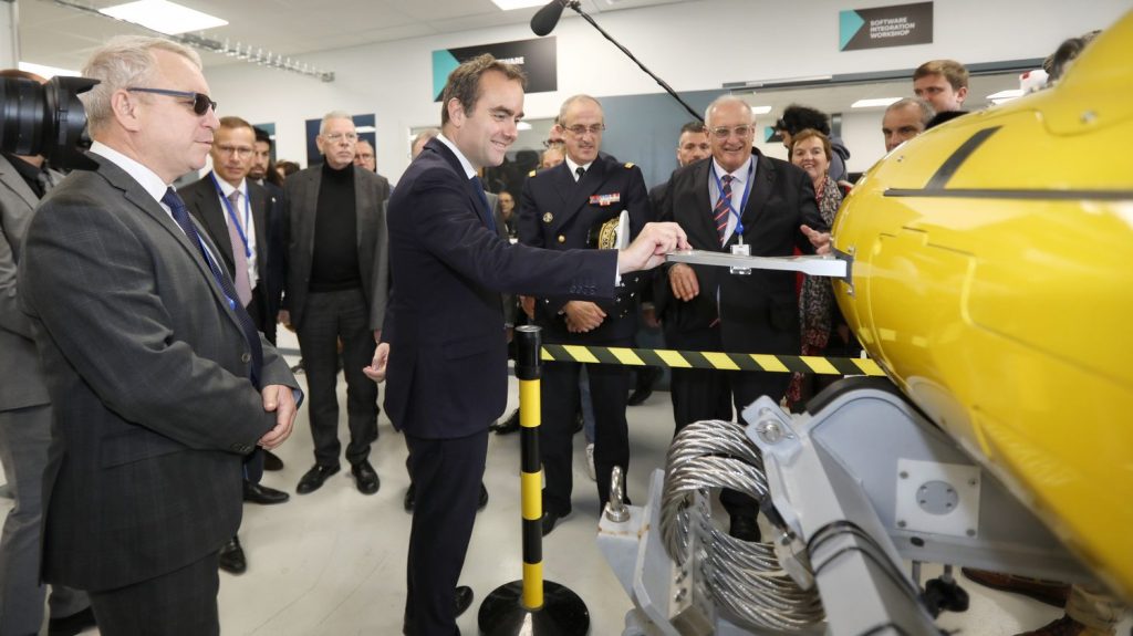 Près de Toulon, une entreprise française produit des drones qui permettent de déminer automatiquement en mer
Le système Toolbox, constitué d'un drone de surface qui commande des drones sous-marin de détection et de destruction, permet de déminer automatiquement des zones de combat sous-marines.