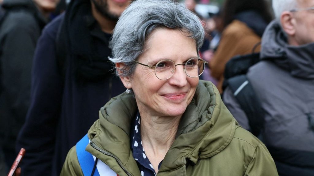 Vrai ou faux
Un salarié sur trois est-il prêt à démissionner dans l'année, comme l'affirme Sandrine Rousseau ?
La députée écologiste affirme que "près d'un salarié sur trois imagine démissionner dans l'année". C'est vrai que plusieurs sondages vont dans ce sens. Dans les faits, les démissions augmentent depuis la pandémie de covid, sans atteindre un niveau inédit.