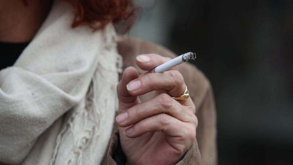 Cancer du poumon : l'AP-HP recherche des fumeuses ou ex-fumeuses pour participer à un dépistage pilote de cette pathologie
L'objectif de cette étude pilote coordonnée par l'Assistance publique des hôpitaux de Paris (AP-HP) est de dépister des cancers du poumon avant l'apparition des symptômes.