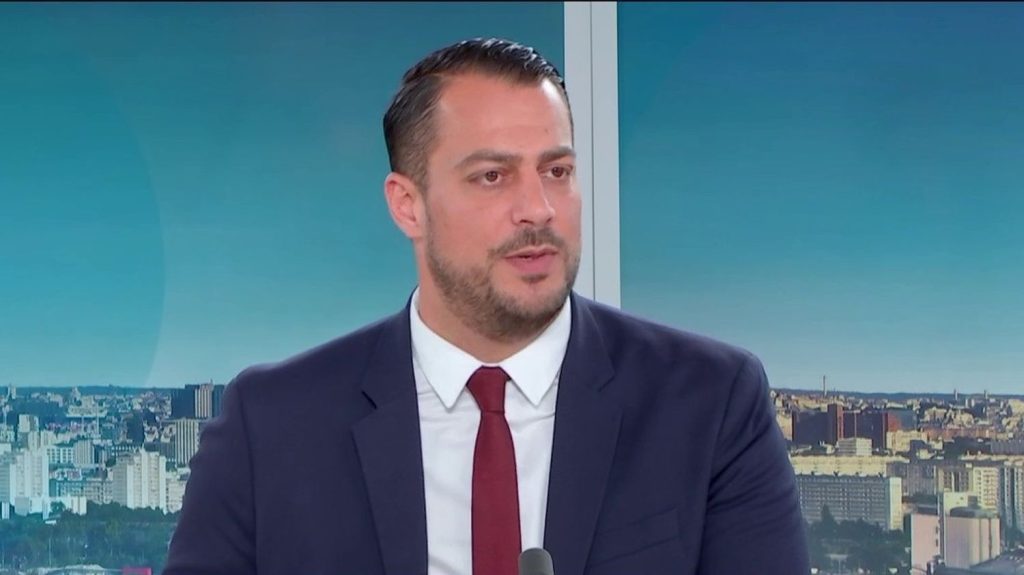 Opération "place nette" à Marseille : le député LFI Sébastien Delogu dénonce un "coup de communication" de l'exécutif
Sur le plateau du 12/13 info, mercredi 20 mars, Sébastien Delogu, député de La France insoumise des Bouches-du-Rhône, revient sur l'opération contre le trafic de drogues à Marseille présentée la veille par Emmanuel Macron et ses ministres.